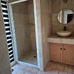 Calme Et Paisible Maison Au Milieu De La Foret